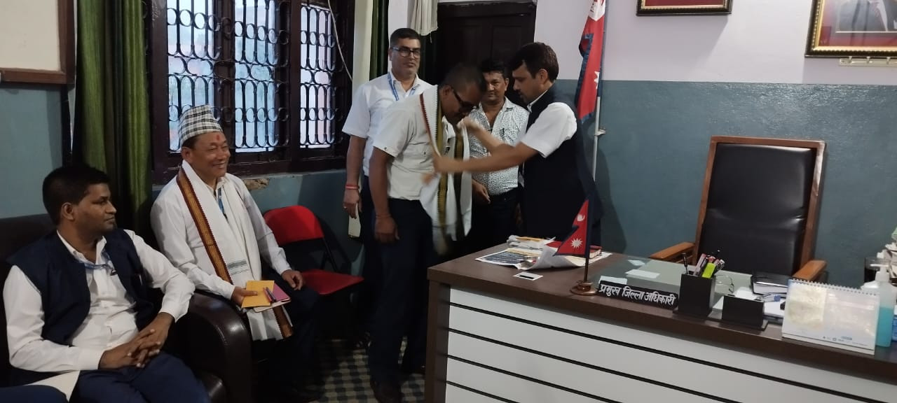 जिल्ला प्रशासन कार्यालय धनुषाका प्रशासकीय अधिकृत श्री यमन सुन्दर श्रेष्ठ  र श्री सिंह लाल स्याङवाकाे विदाई कार्यक्रम