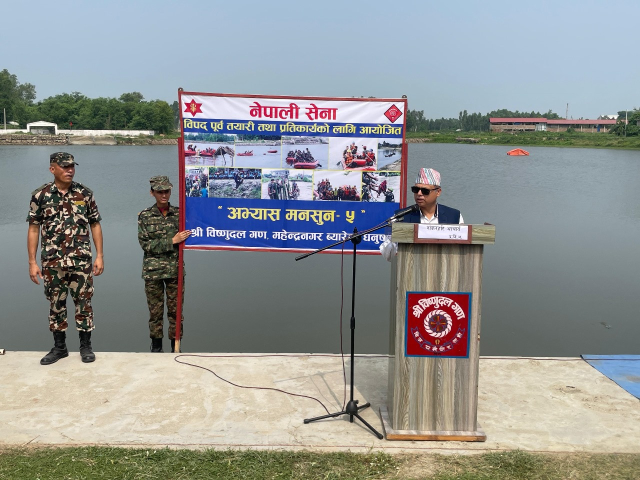 “बिपद पूर्व तयारी तथा प्रतिकार्य अभ्यासका सिलसिलामा प्रमुख जिल्ला अधिकारी श्री शंकरहरि आचार्यज्यूले निर्देशन दिनुहुंदै”